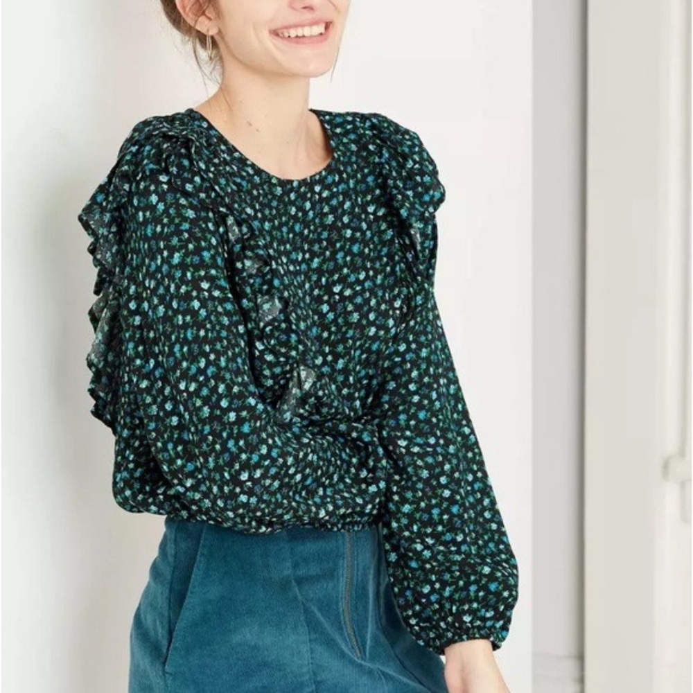 WILD Fable Blue floral top EUC